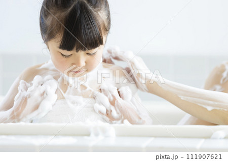 お風呂で体を洗う女の子 111907621