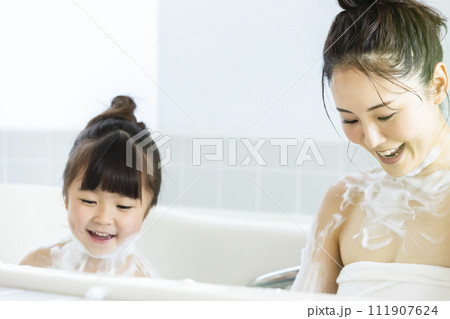 お風呂に入る親子 111907624
