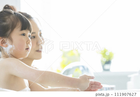 お風呂に入る親子 111907627