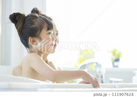 お風呂に入る親子 お風呂に入る親子 111907628