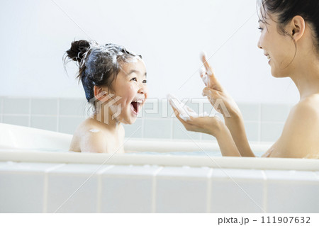 お風呂に入る親子 111907632