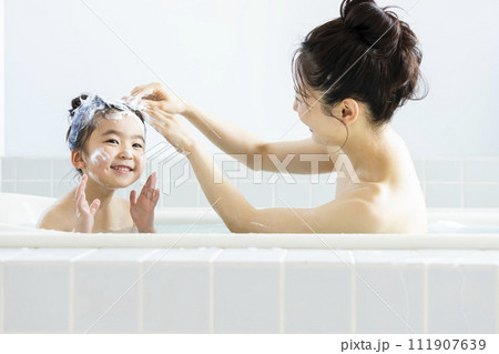 お風呂に入る親子 111907639