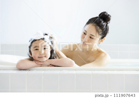 お風呂に入る親子 お風呂に入る親子 111907643