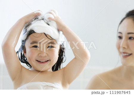 髪を洗う女の子 111907645