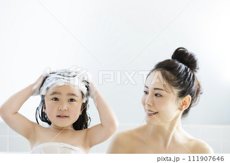髪を洗う女の子 111907646