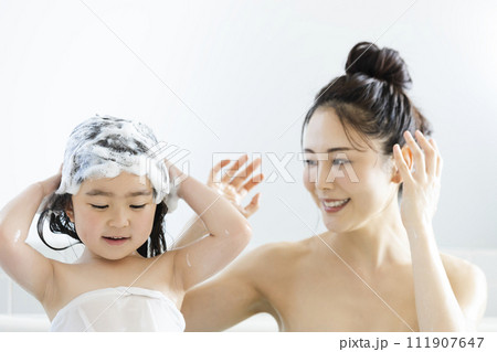 髪を洗う女の子 髪を洗う女の子 111907647