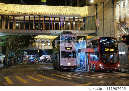 香港　夜の電車と路線バス 111907696