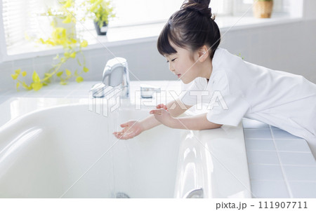お風呂にお湯を入れる女の子 111907711