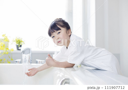 お風呂にお湯を入れる女の子 111907712