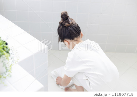 お風呂掃除を手伝う女の子 111907719