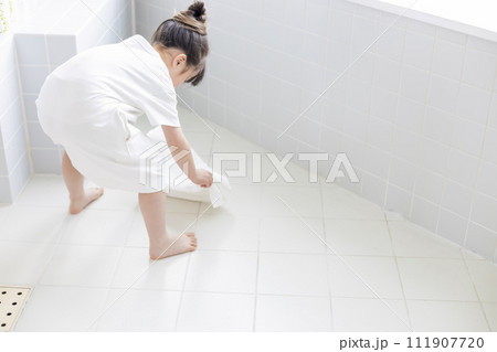 お風呂掃除を手伝う女の子 お風呂掃除を手伝う女の子 111907720
