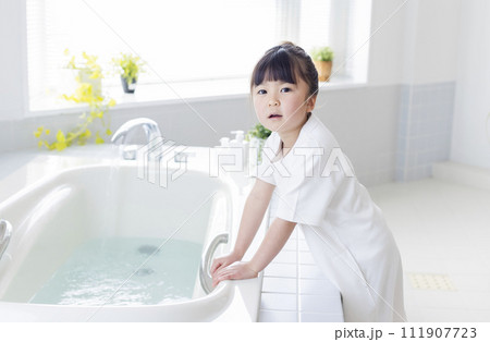 バスルームと女の子 111907723