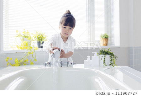 お風呂にお湯を入れる女の子 111907727