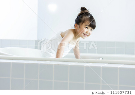 お風呂に入る女の子 111907731