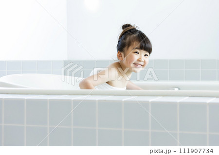お風呂に入る幼児 111907734