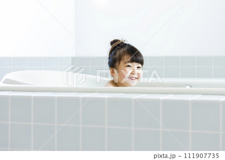 お風呂に入る幼児 111907735