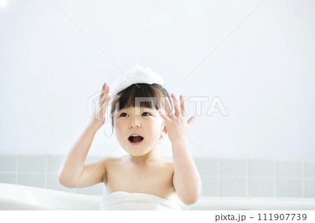お風呂に入る子供 111907739