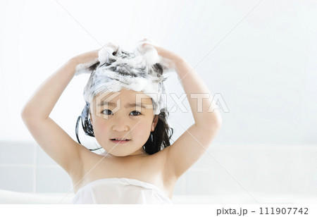 髪を洗う女の子 111907742