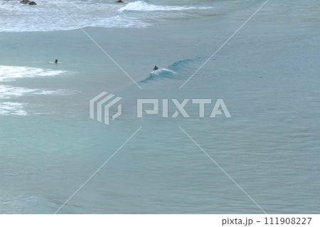 恋ヶ浦サーフポイントでサーフィンを楽しむ人たちの眺め 恋ヶ浦サーフポイントでサーフィンを楽しむ人たちの眺め 111908227