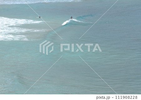 サーファーたちが波に乗る恋ヶ浦のサーフィンの景色 サーファーたちが波に乗る恋ヶ浦のサーフィンの景色 111908228