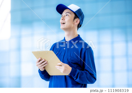 宅配　男性　ビジネス 111908319