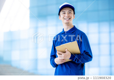 宅配　男性　ビジネス 111908320