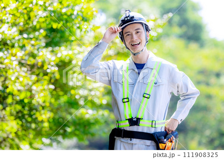 男性　作業服　屋外 111908325