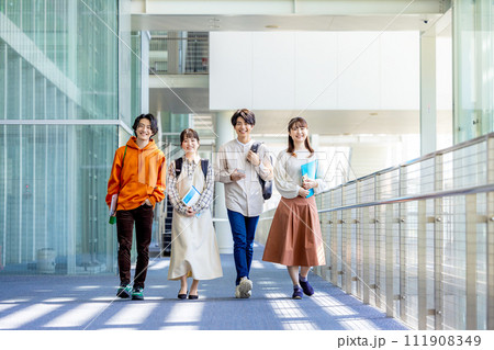 男女の大学生 男女の大学生 111908349