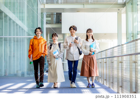 男女の大学生 男女の大学生 111908351