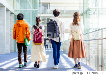 男女の大学生 111908352