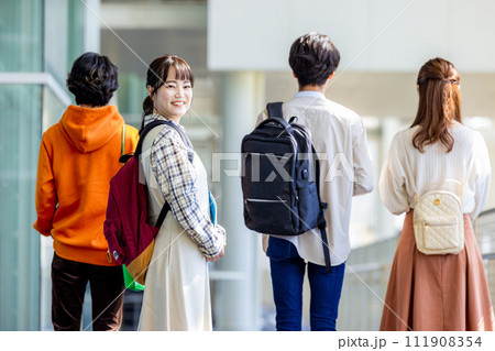 男女の大学生 111908354