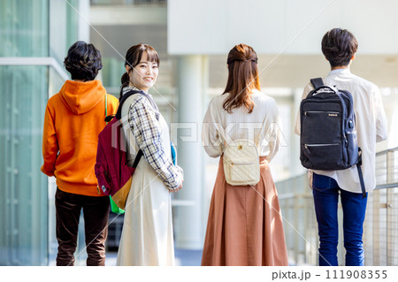 男女の大学生 111908355