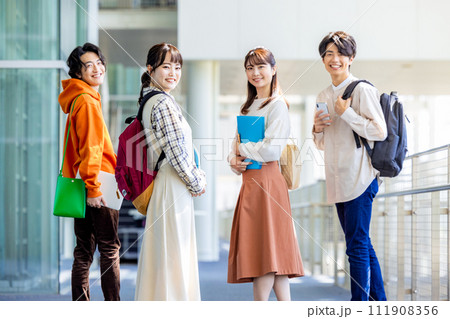 男女の大学生 男女の大学生 111908356