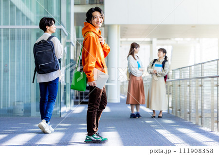 大学生　大学 111908358