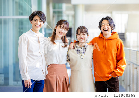 大学生の若い男女 111908368