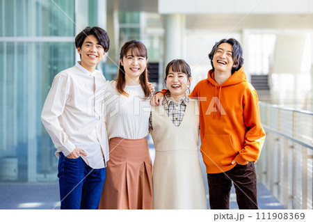 大学生の若い男女 111908369