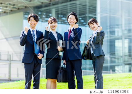 ガッツポーズをするビジネスマン 111908398