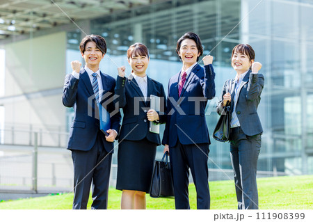 ガッツポーズをするビジネスマン ガッツポーズをするビジネスマン 111908399