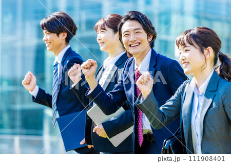 青空のしたで並ぶビジネスウーマンとビジネスマン 111908401