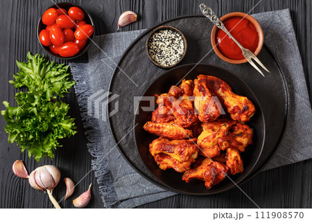 spicy crispy grilled chicken wings, top view 111908570