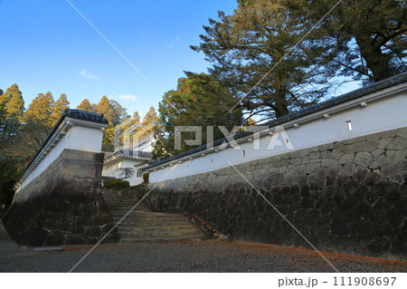 快晴の青空の下の日南市飫肥城歴史資料館への石段の景色 快晴の青空の下の日南市飫肥城歴史資料館への石段の景色 111908697