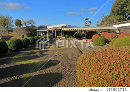 日南市飫肥城下町の四半的射場の日本庭園の風景 111908718
