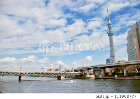 隅田川から見える東京スカイツリー 111908777