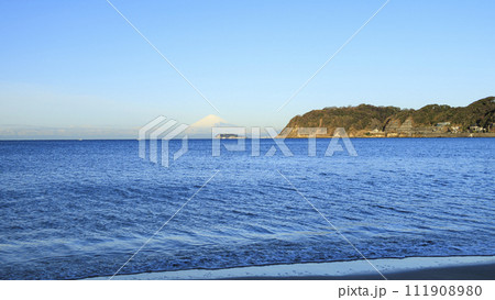 相模湾からみえる富士山（逗子） 111908980