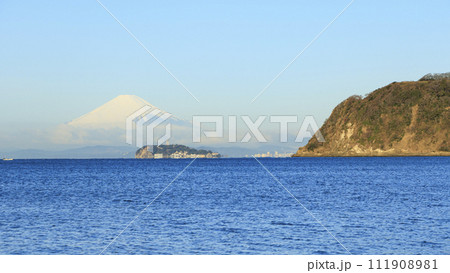 相模湾からみえる富士山（逗子） 111908981