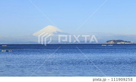 青空が広がる湘南の海 青空が広がる湘南の海 111909258