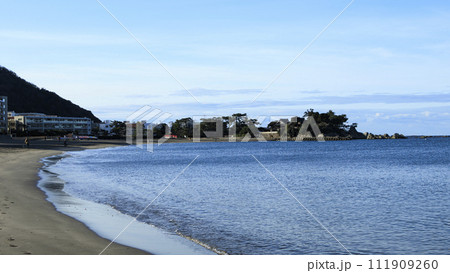 青空が広がる湘南の海 111909260