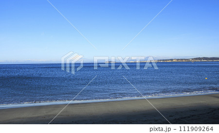 青空が広がる湘南の海 111909264