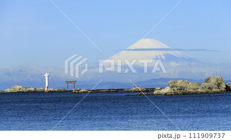 湘南三浦半島から見た冬の湘南海岸と富士山  湘南三浦半島から見た冬の湘南海岸と富士山  111909737