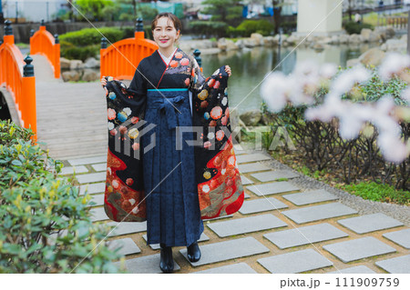 桜を見る着物の女性 桜を見る着物の女性 111909759